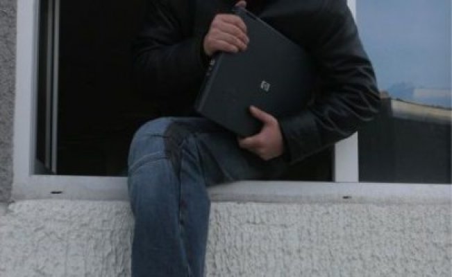 Minori de 17 ani, hoţi de laptopuri